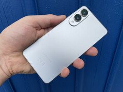 Le Samsung Galaxy S25 Edge est disponible en Titanium Silver (photo), Titanium Icyblue et Titanium Jetblack. (Source de l'image : Notebookcheck)