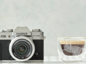 L'appareil photo compact APS-C Fujifilm X-T30 II à côté d'une tasse de café