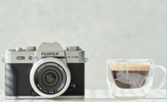 L'appareil photo compact APS-C Fujifilm X-T30 II à côté d'une tasse de café