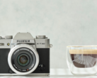 L'appareil photo compact APS-C Fujifilm X-T30 II à côté d'une tasse de café