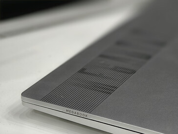 Image de l'épaisseur du Megabook T16 Pro (Source : Notebookcheck)