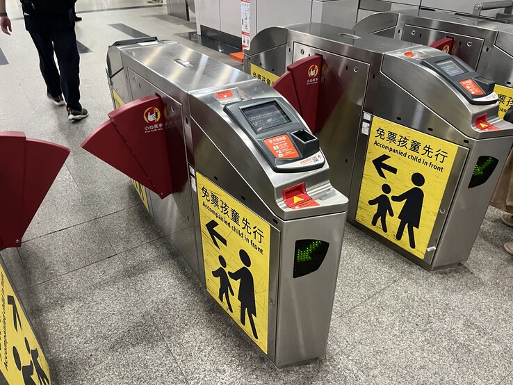 Les lecteurs de codes QR aux portillons d'accès sont assez rapides. Avec un peu d'entraînement, il n'est pas nécessaire de ralentir beaucoup