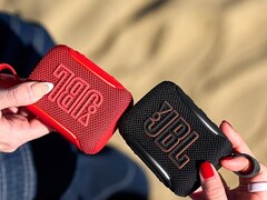 La fonction AirTouch du JBL Go 5 vous permet d'associer deux haut-parleurs en les heurtant l'un contre l'autre.