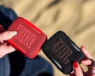 La fonction AirTouch du JBL Go 5 vous permet d'associer deux haut-parleurs en les heurtant l'un contre l'autre.