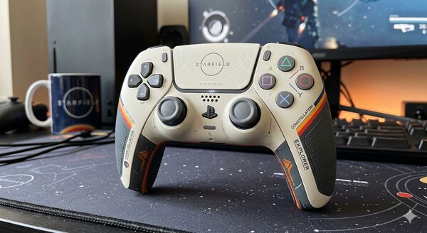 Une autre manette sans fil DualSense - Starfield Limited Edition créée avec Gemini.