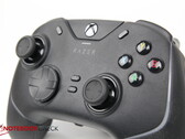 Test de la Razer Wolverine V2 Chroma : manette de jeu extravagante avec boutons mécaniques