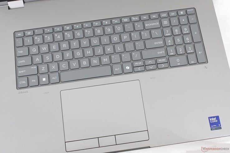 Clavier ferme et confortable doté d'un grand pavé tactile et de boutons de souris dédiés. Cependant, les touches fléchées sont malheureusement très exiguës malgré la grande taille de l'appareil