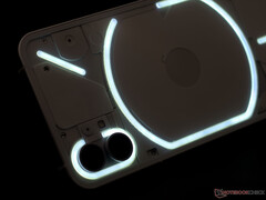 Le téléphone Nothing (1) peut afficher le pourcentage de la batterie des AirPods avec Nothing OS 1.1.7. (Source d'image : NotebookCheck)