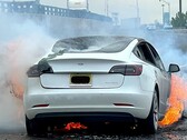 L'incendie d'une batterie de Tesla Model 3 a ravivé les inquiétudes concernant la sécurité des véhicules électriques. (Source de l'image : State Of Charge sur YouTube)