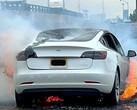 L'incendie d'une batterie de Tesla Model 3 a ravivé les inquiétudes concernant la sécurité des véhicules électriques. (Source de l'image : State Of Charge sur YouTube)