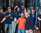 Tim Cook célèbre le lancement de la dernière génération d'iPhone, de la montre Apple et des AirPods Pro avec des clients et des membres de l'équipe sur le site Apple Fifth Avenue à New York. (Source de l'image : Apple)