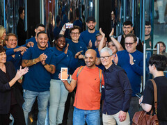 Tim Cook célèbre le lancement de la dernière génération d'iPhone, de la montre Apple et des AirPods Pro avec des clients et des membres de l'équipe sur le site Apple Fifth Avenue à New York. (Source de l'image : Apple)