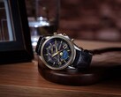La Citizen Exceed « Mid-Autumn Moon » en édition limitée, posée sur un socle en bois, est dotée d’un cadran en nacre noire, d’un affichage analogique des phases de lune et d’un bracelet en cuir de crocodile noir.