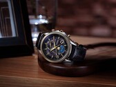 La Citizen Exceed « Mid-Autumn Moon » en édition limitée, posée sur un socle en bois, est dotée d’un cadran en nacre noire, d’un affichage analogique des phases de lune et d’un bracelet en cuir de crocodile noir.