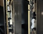 Le gel thermique utilisé dans un GPU Gigabyte RTX 5080 fuit vers le PCB. (Source de l'image : Quasar Zone)