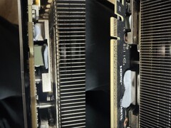 Le gel thermique utilisé dans un GPU Gigabyte RTX 5080 fuit vers le PCB. (Source de l&#039;image : Quasar Zone)