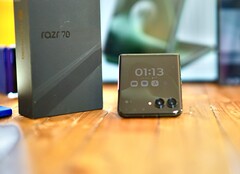 Le Motorola Razr+ 2026 (Razr 70 Plus) fait quelques concessions sur certains points, mais donne tout de même une impression de grande qualité.