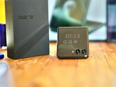 Le Motorola Razr+ 2026 (Razr 70 Plus) fait quelques concessions sur certains points, mais donne tout de même une impression de grande qualité.