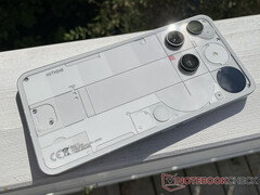 Le cofondateur de Nothing a fourni une explication à ce sujet. Photo : l'arrière du téléphone (3). (Source de l'image : Notebookcheck)