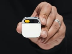 Le dispositif d'IA présumé d'OpenAI devrait fonctionner de la même manière que l'épingle à IA Humane illustrée ici. (Source de l'image : Humane sur YouTube)