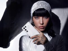 Le RedMagic 11 Air est confirmé comme étant équipé du Snapdragon 8 Elite. Sur la photo : une femme tenant le modèle de couleur Stardust White. (Source de l'image : RedMagic - édité)