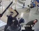 Le robot humanoïde Unitree H1 s'agite sauvagement lors d'un test. (Source de l'image : OSINTdefender via X anciennement Twitter)