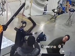 Le robot humanoïde Unitree H1 s'agite sauvagement lors d'un test. (Source de l'image : OSINTdefender via X anciennement Twitter)