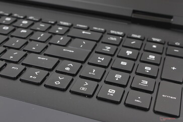 Contrairement aux touches principales du clavier QWERTY, le pavé numérique et les touches fléchées ne sont pas mécaniques