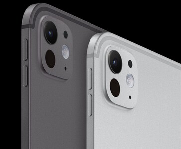 Gros plan sur le module caméra de l'iPad Pro dans les finitions argent et noir spatial, mettant en évidence la configuration à objectif unique et la découpe du microphone (Source de l'image : Apple)