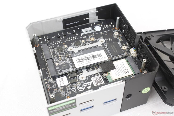 Jusqu'à deux SSD M.2 2280 sont pris en charge. Bien qu'ils ne disposent pas de répartiteurs de chaleur, un ventilateur est placé directement au-dessus d'eux pour les refroidir