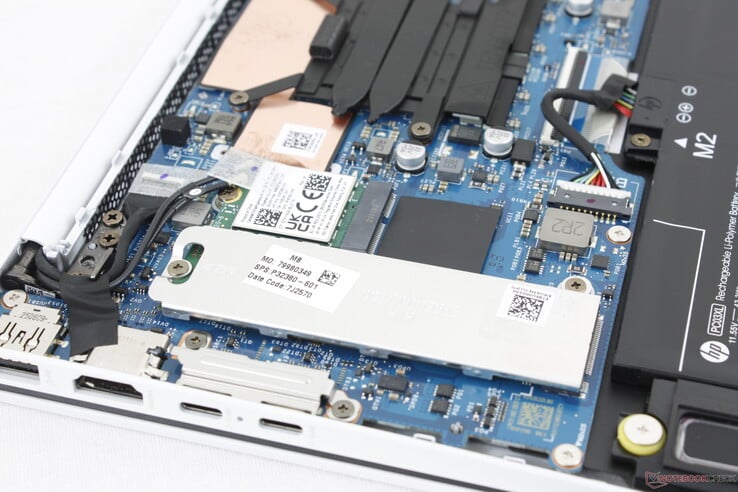 Le module WLAN amovible se trouve à côté du disque SSD M.2 2280 PCIe4 x4 NVMe amovible