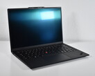 Une amélioration considérable des performances pour un système léger de moins d'un kilo : Lenovo proposera l'Arrow Lake H dans le ThinkPad X1 Carbon Gen 13 (source de l'image : Benjamin Herzig/Notebookcheck)
