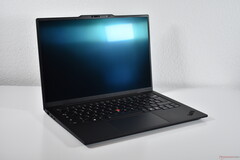 Une amélioration considérable des performances pour un système léger de moins d'un kilo : Lenovo proposera l'Arrow Lake H dans le ThinkPad X1 Carbon Gen 13 (source de l'image : Benjamin Herzig/Notebookcheck)