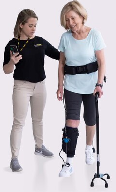 La combinaison Exo-Suit de Lifeward ReStore facilite la rééducation après un accident vasculaire cérébral en soulevant correctement le pied à chaque pas. (Source : Lifeward)