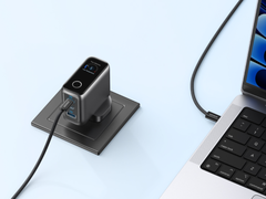 Le chargeur d&#039;Anker (100 W, 3 ports, écran intelligent) (photo) est désormais disponible au Royaume-Uni. (Source de l&#039;image : Anker)