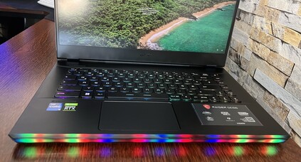 MSI GE66 12UHS : vue avant de la barre lumineuse