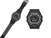 La Casio G-Shock GBX100SFJ-1 présente un design noir élégant et un écran négatif à fort contraste.