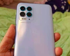 Le Motorola Edge S sera équipé d'un nombre impressionnant d'appareils photo, sur la base de ces photos qui ont fait l'objet de fuites. (Source de l'image : Weibo)