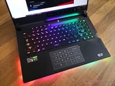 L'Asus ROG Strix Scar 15 G533 est livré avec un adaptateur secteur de 240 W plus petit que l'adaptateur de 280 W de la série G532