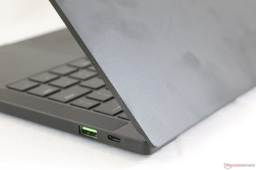 Les traces de doigt s'accumulent très rapidement sur la surface matte du Razer Blade Stealth.