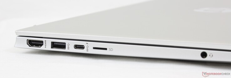À gauche : HDMI 2.0, USB-A (5 Gbps), USB-C avec Power Delivery et DisplayPort 1.4 (10 Gbps), lecteur MicroSD, casque de 3,5 mm