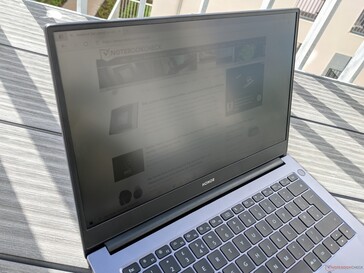 Honor MagicBook 14 en extérieur (soleil derrière l'ordinateur portable)