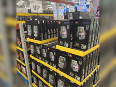 Palettes de boîtes Lego Nintendo Game Boy exposées chez Sam's Club (source d'image : r/lego)