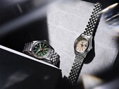La Seiko 5 Sports Field GMT HDB001, dotée d'un cadran vert, et la HDB002, dotée d'un cadran crème, sont présentées côte à côte sur des bracelets en acier inoxydable à cinq maillons ; chacune est équipée d'une lunette fixe de 24 heures et d'une aiguille GMT orange.