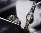 La Seiko 5 Sports Field GMT HDB001, dotée d'un cadran vert, et la HDB002, dotée d'un cadran crème, sont présentées côte à côte sur des bracelets en acier inoxydable à cinq maillons ; chacune est équipée d'une lunette fixe de 24 heures et d'une aiguille GMT orange.