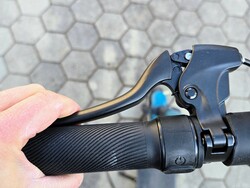 Le frein du scooter SoFlow doit être réglé.
