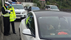 Ce conducteur de Model 3 a réussi de justesse à atteindre la voie d&#039;urgence (image : Landlord/Dongchedi)