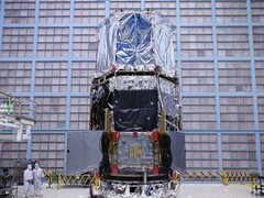 Les ingénieurs de la NASA installent le pare-soleil sur le télescope spatial Nancy Grace Roman (Source : NASA et Sophia Roberts)
