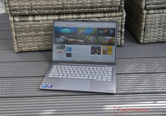 Lenovo ThinkBook 14x utilisé en extérieur, à l'ombre