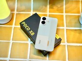 Le Xiaomi Poco X8 offre une grande autonomie, est robuste et ne craint pas l’eau non plus.
